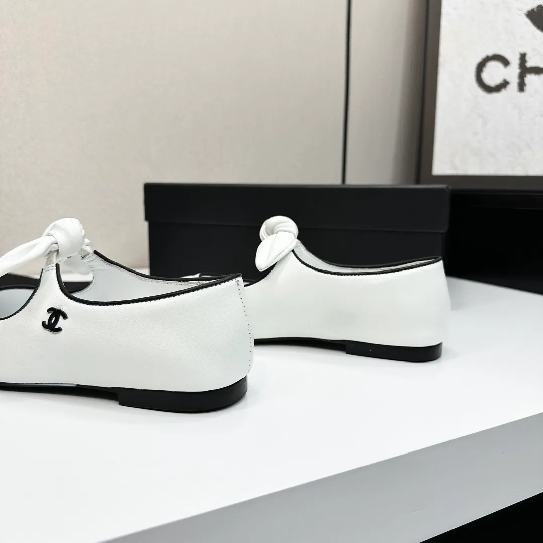 👟👟Ex-factory price 480👟👟 Chanel 25C Early Spring Mary Jane Shoes Series This season’s shoes are all great! The pure black Mary Jane is very comfortable on the feet and the upper leather is also very soft, so you don’t have to worry about rubbing your feet. The bunny ears are also very cute, and the black and white color matching and black fabric cover are very nice. Upper cowhide, inner sheepskin, leather outsole Size: 35-39 40/41 customized